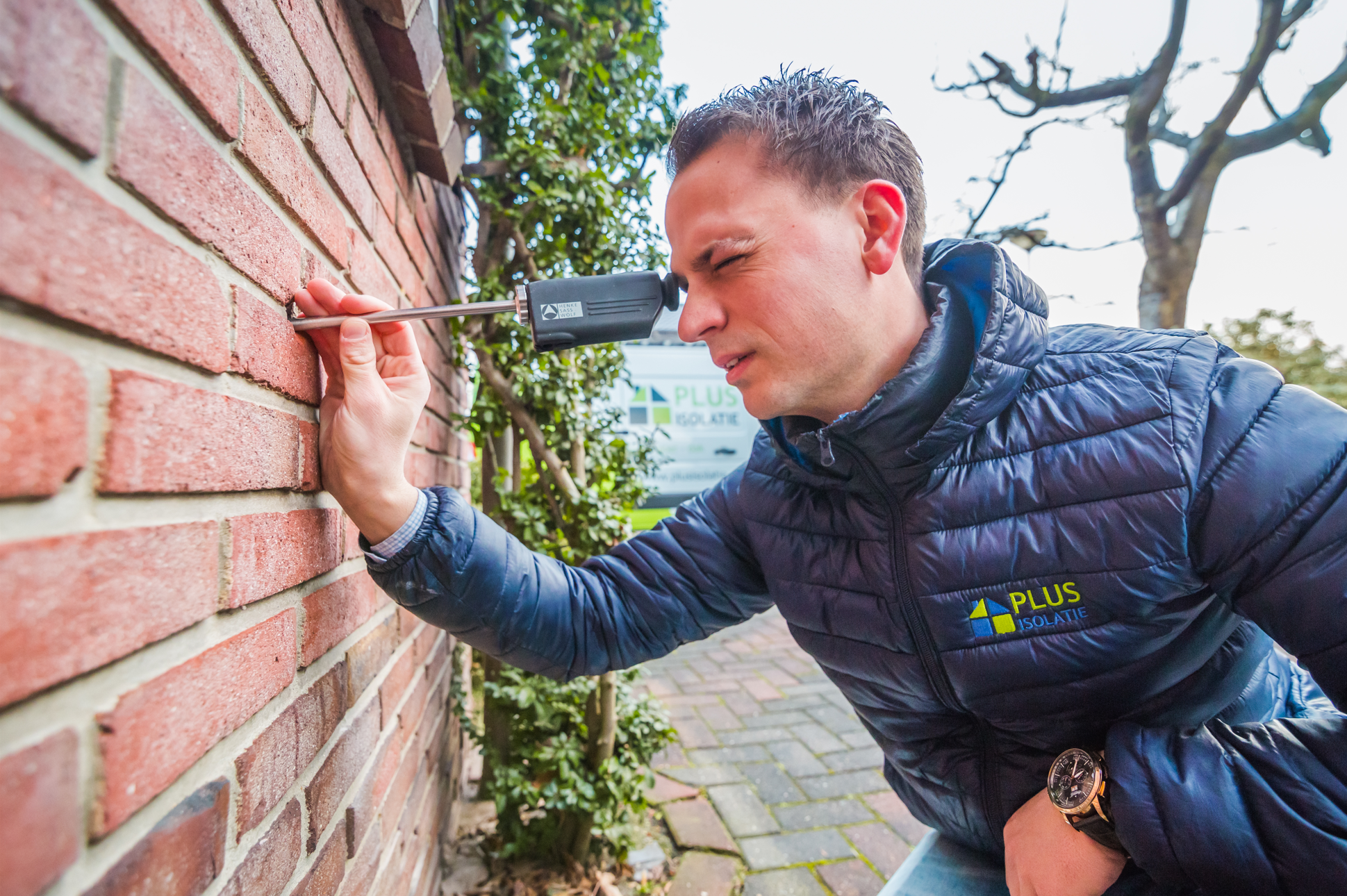 Endoscopisch onderzoek van de spouwmuur om vochtproblemen en vervuiling te detecteren.